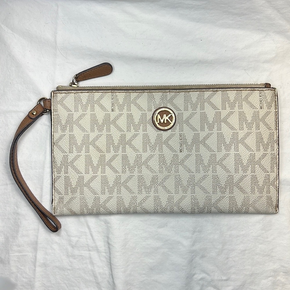 Micheal Kors wristlet leather - Picture 3 of 11